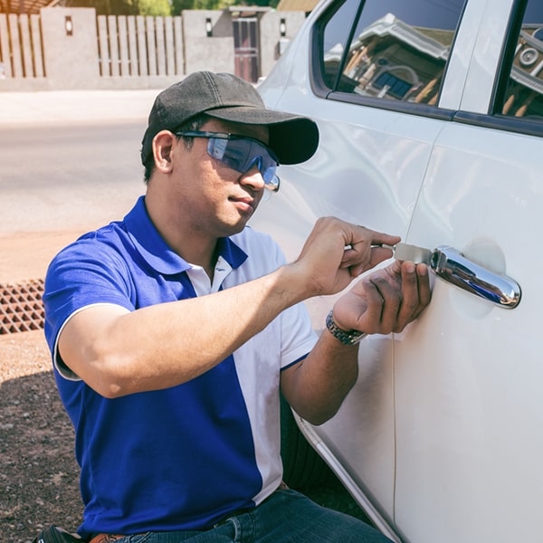 cerrajería de autos ofrece servicios de apertura de vehículos, duplicado de llaves y reparación de cerraduras